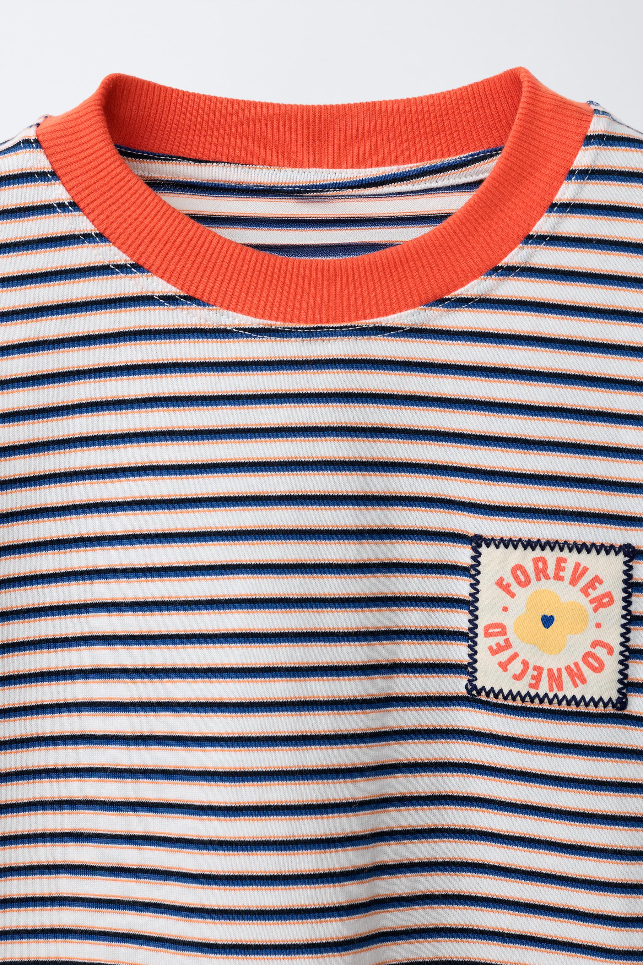 T-SHIRT À RAYURES AVEC ÉTIQUETTE